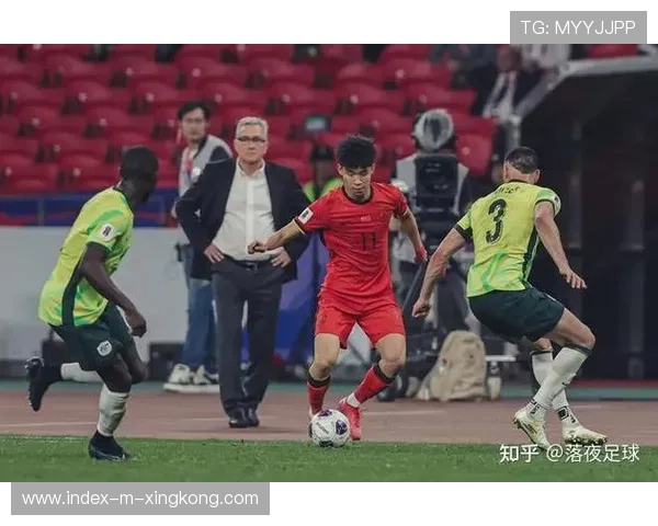 足球年轻人穿裆过人三连,技巧与激情的完美融合