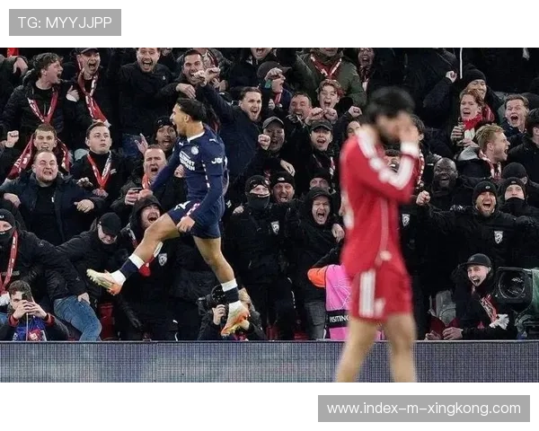 利物浦中场穿插频繁，撕裂对方防线，制造失误！