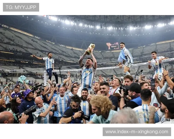 迈阿密国际庆典震撼全场，梅西捧杯时刻登上全球热搜